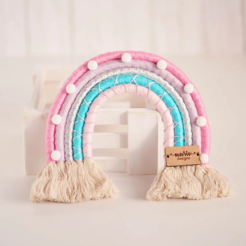Arco-Íris artesanal com fios de algodão em tons pastel de rosa, lilás e azul, inspirado em algodão doce, ideal para decoração de quartos infantis e baby showers