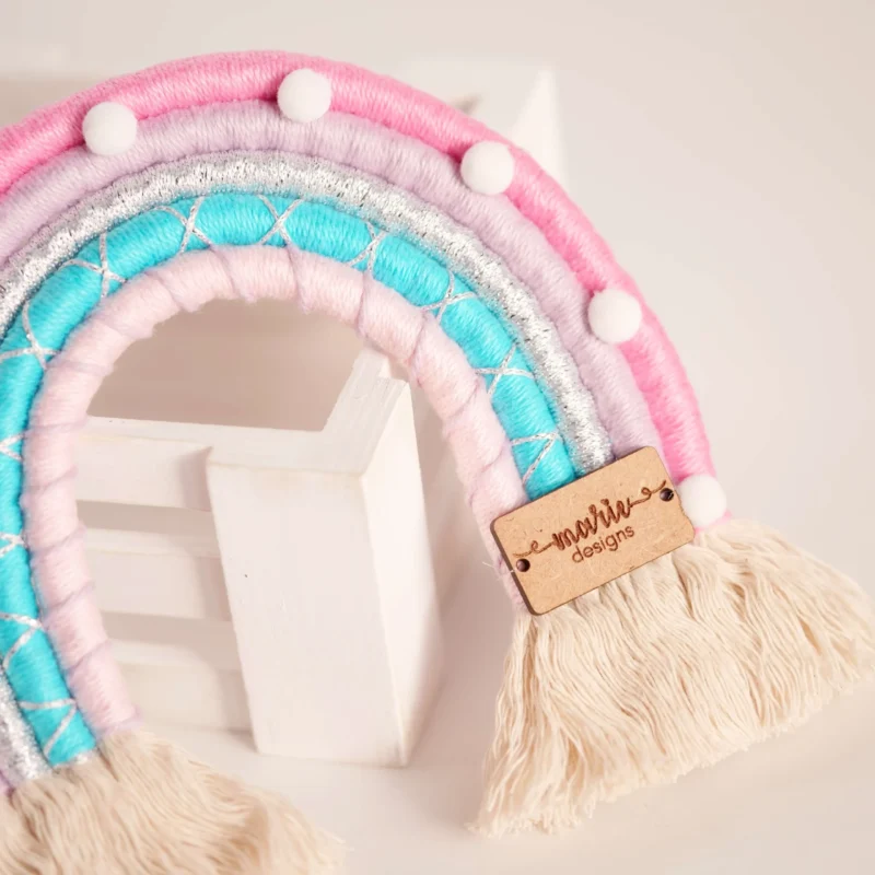 Arco-Íris artesanal com fios de algodão em tons pastel de rosa, lilás e azul, inspirado em algodão doce, ideal para decoração de quartos infantis e baby showers