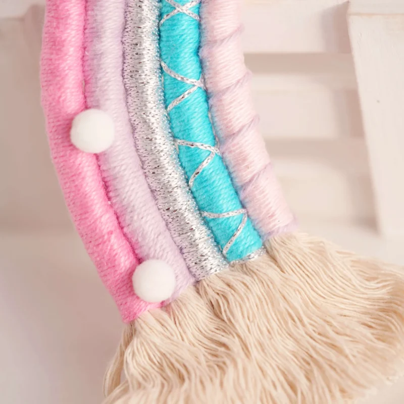 Arco-Íris artesanal com fios de algodão em tons pastel de rosa, lilás e azul, inspirado em algodão doce, ideal para decoração de quartos infantis e baby showers