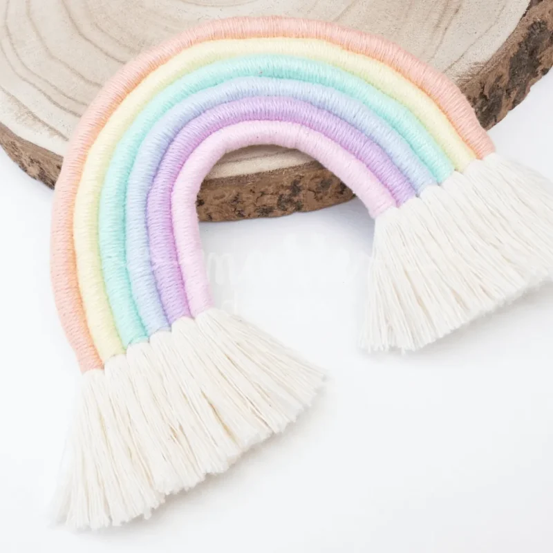 Arco-Íris artesanal com fios de algodão em tons pastel suaves, ideal para decoração de quartos infantis, baby showers e presentes personalizados