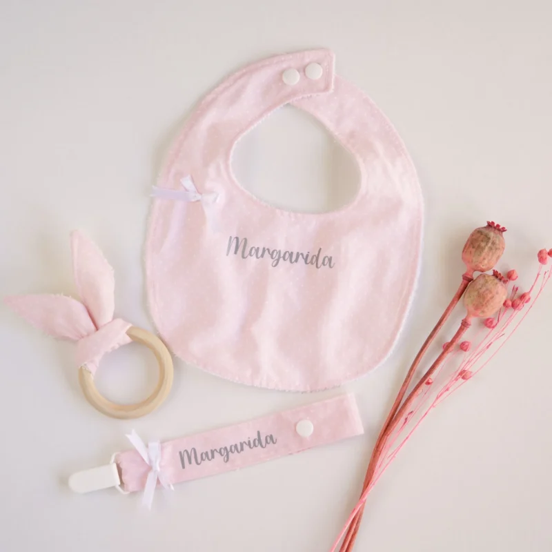 Conjunto para bebé com babete personalizado, fita chucha com nome e mordedor de madeira natural e tecido, ideal para o conforto do bebé