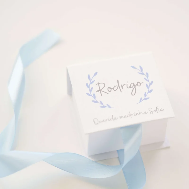 Caixa convite personalizada com mensagem para madrinha ou padrinho, decorada com fita de cetim e detalhe de medalhão em madeira com a inscrição 'Aceitas ser minha madrinha/padrinho?'
