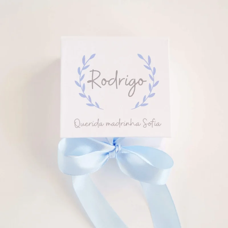 Caixa convite personalizada com mensagem para madrinha ou padrinho, decorada com fita de cetim e detalhe de medalhão em madeira com a inscrição 'Aceitas ser minha madrinha/padrinho?'