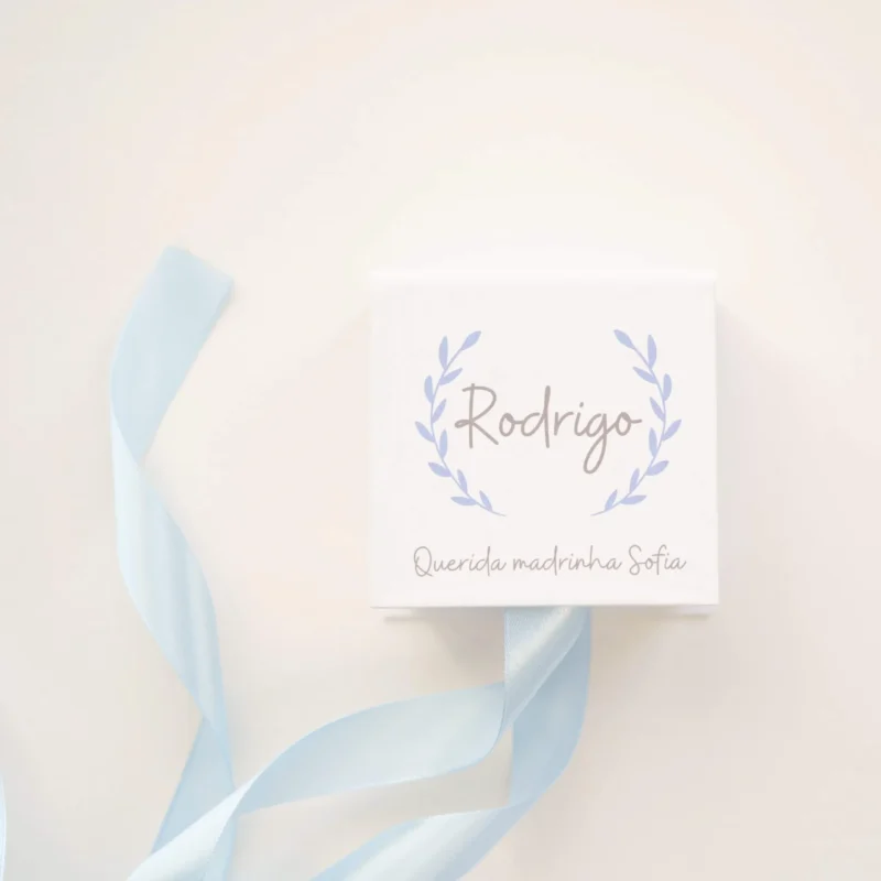 Caixa convite personalizada com mensagem para madrinha ou padrinho, decorada com fita de cetim e detalhe de medalhão em madeira com a inscrição 'Aceitas ser minha madrinha/padrinho?'