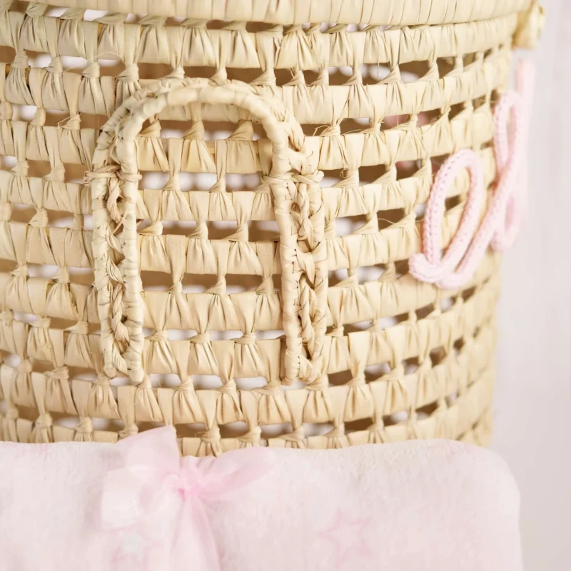 Cesto de palha natural com tampa, personalizado com nome em crochet