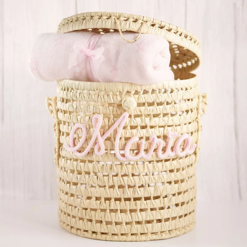 Cesto de palha natural com tampa, personalizado com nome em crochet