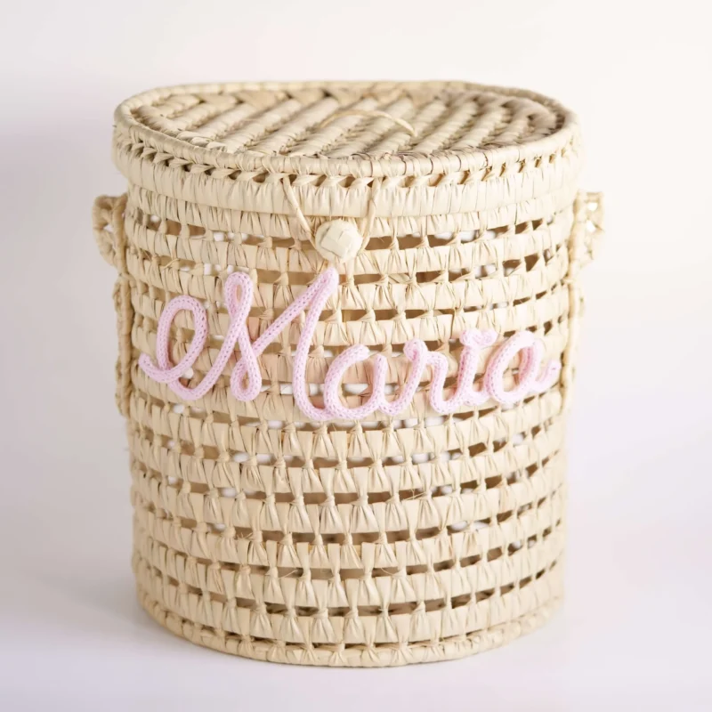 Cesto de palha natural com tampa, personalizado com nome em crochet