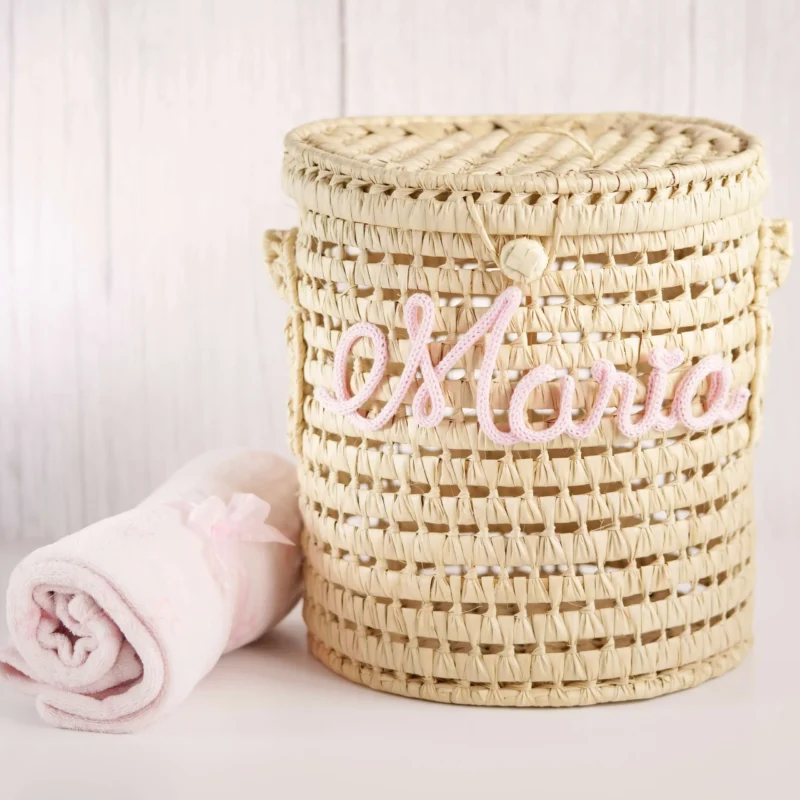 Cesto de palha natural com tampa, personalizado com nome em crochet