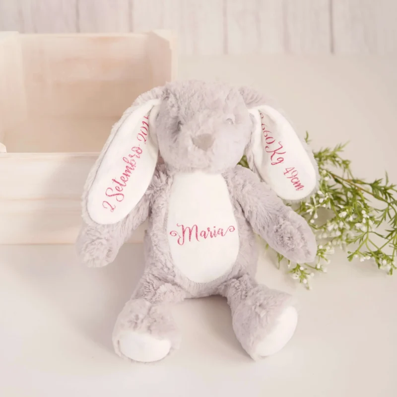 Coelhinho de peluche cinzento personalizado com o nome estampado no peito e os dados de nascimento estampados nas orelhas