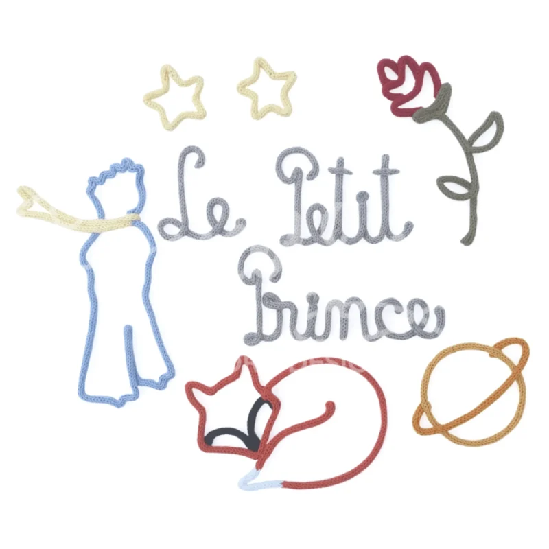 Conjunto decorativo em arame revestido com crochet, inspirado em ‘O Principezinho’, contendo figuras do Principezinho, raposa, rosa, estrelas, planeta e a frase ‘Le Petit Prince’
