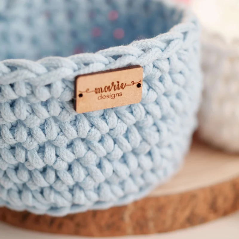 Conjunto de três cestos feitos à mão em crochet, em tons pastel, com uma estética decorativa e funcional