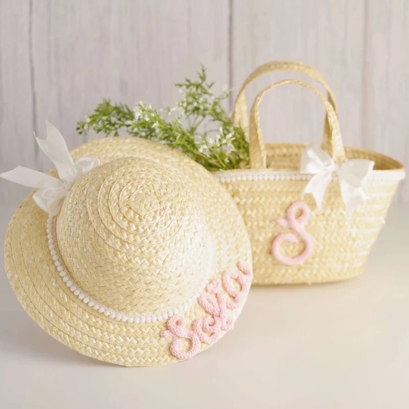 Conjunto Palha Criança Personalizado com chapéu e cesta de palha, decorados com laços brancos e personalização em crochet com nome e inicial