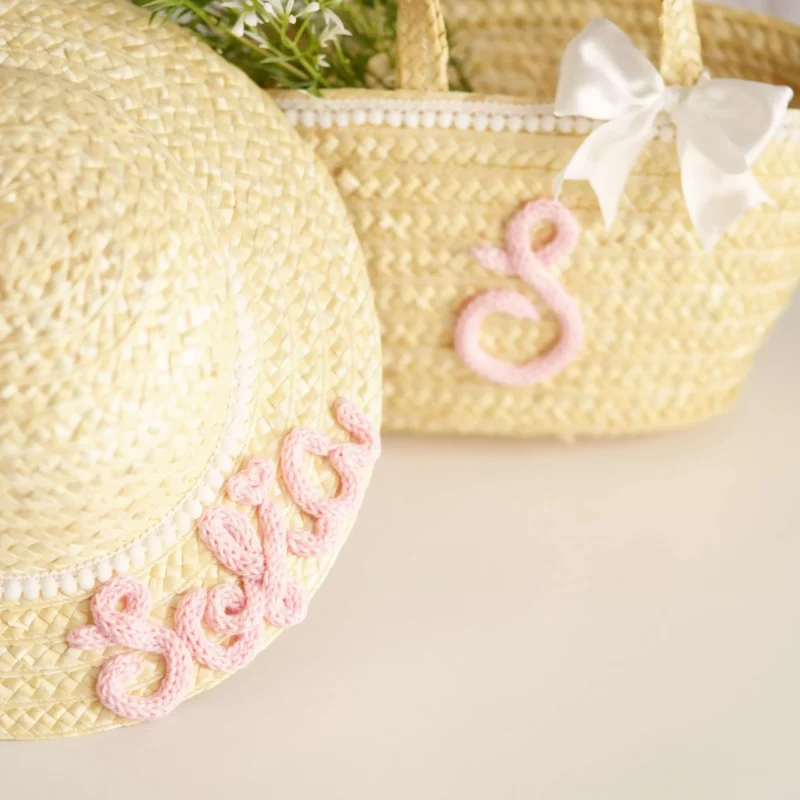 Conjunto Palha Criança Personalizado com chapéu e cesta de palha, decorados com laços brancos e personalização em crochet com nome e inicial
