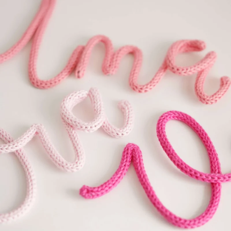 Frase decorativa 'Era Uma Vez' em arame revestido com crochet colorido