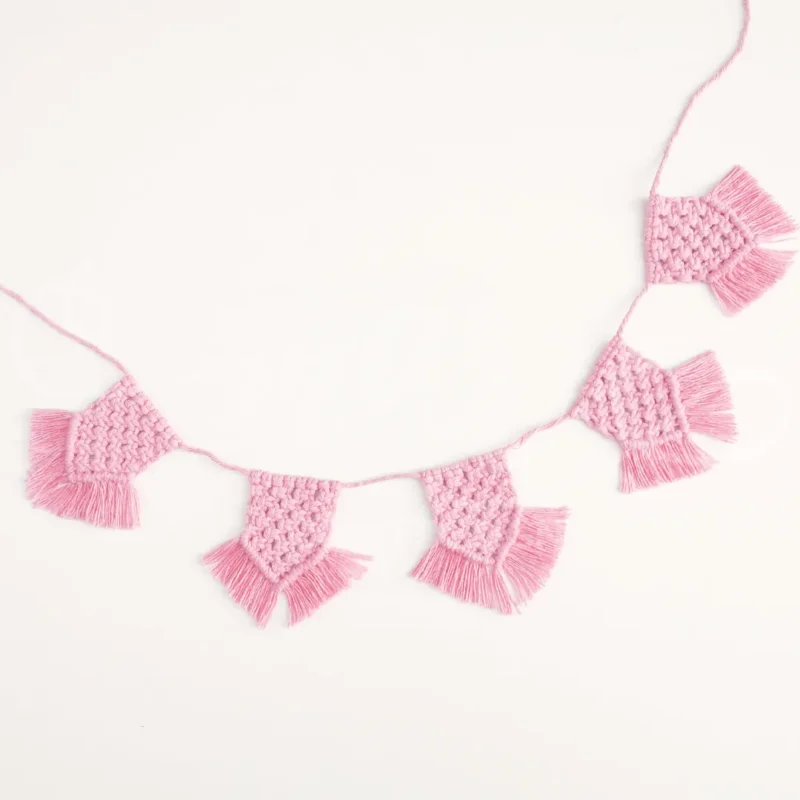 Grinalda decorativa em macramé com franjas, feita à mão, perfeita para decoração boho