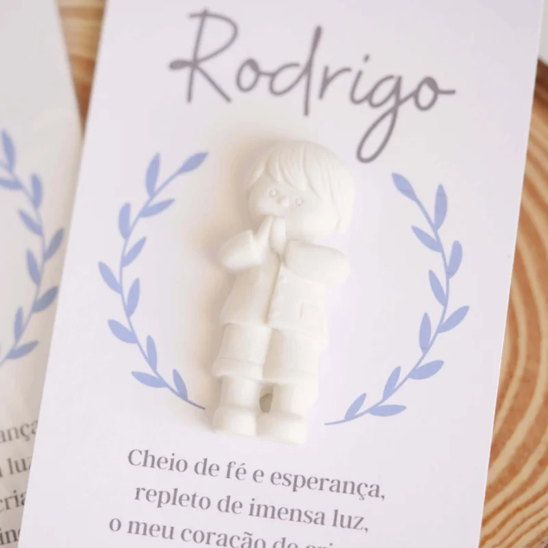 Lembrança de batismo com figura de menino ou menina em gesso a rezar, sobre cartão personalizado com nome e mensagem