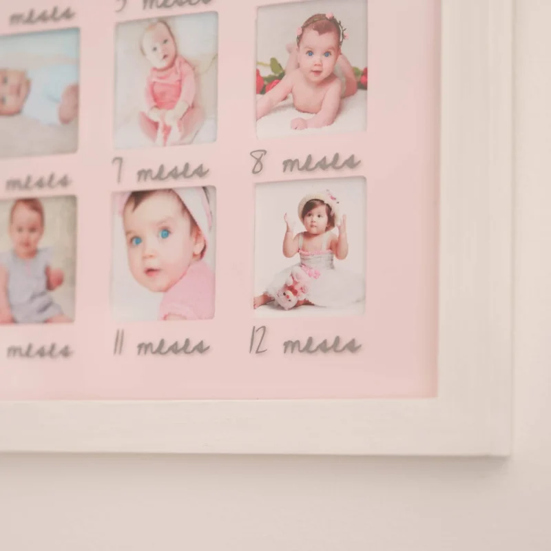 Moldura em madeira com fotos mensais do primeiro ano de vida de um bebé e nome personalizado ao centro