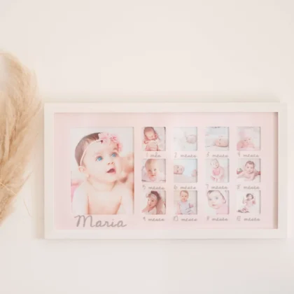 Moldura em madeira com fotos mensais do primeiro ano de vida de um bebé e nome personalizado ao centro