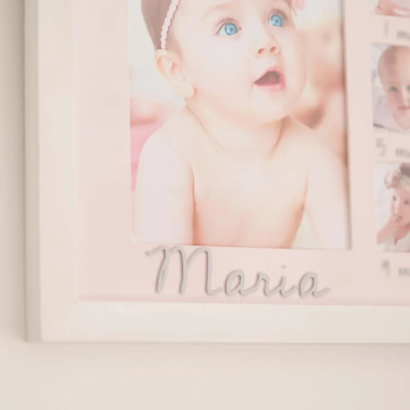 Moldura em madeira com fotos mensais do primeiro ano de vida de um bebé e nome personalizado ao centro