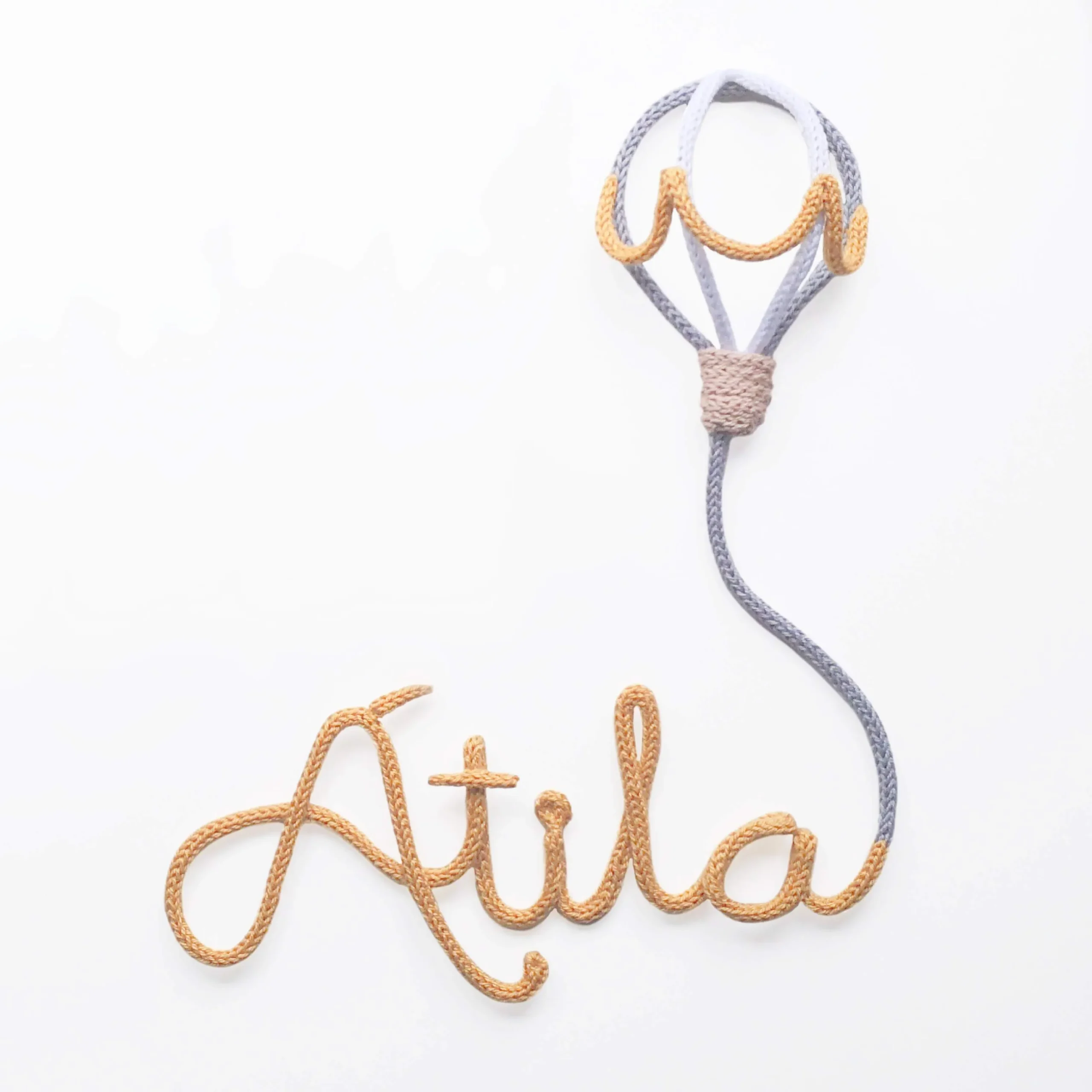 Decoração personalizada com nome em crochet e balão de ar quente em 3D