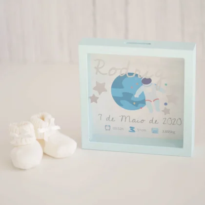 Quadro Mealheiro personalizado, contendo nome, data e detalhes de nascimento