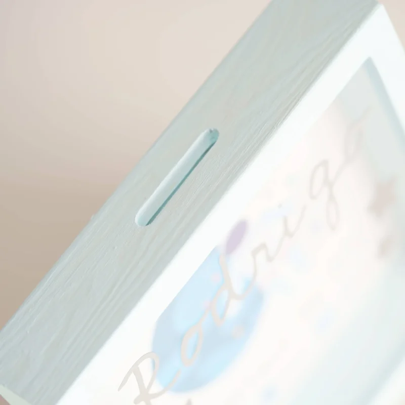 Quadro Mealheiro personalizado, contendo nome, data e detalhes de nascimento