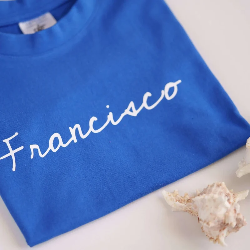 T-Shirt infantil personalizada em cor à escolha, com o nome personalizado estampado em branco