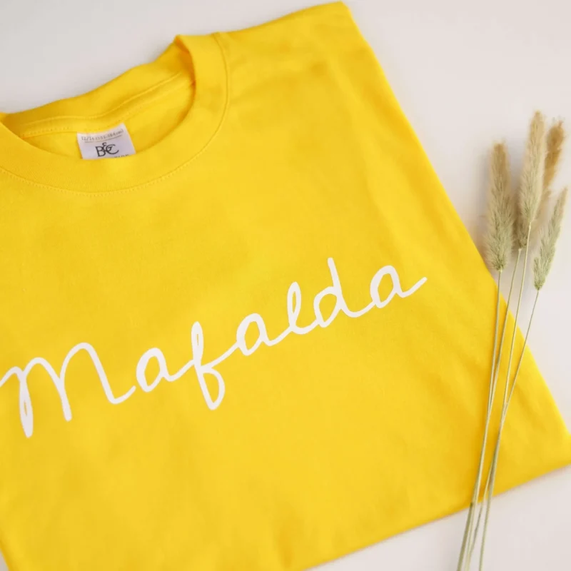 T-Shirt infantil personalizada em cor à escolha, com o nome personalizado estampado em branco