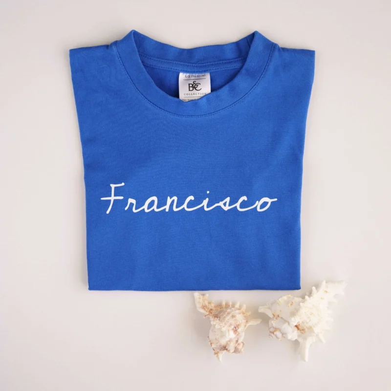 T-Shirt infantil personalizada em cor à escolha, com o nome personalizado estampado em branco