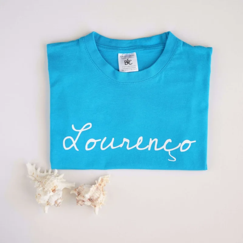 T-Shirt infantil personalizada em cor à escolha, com o nome personalizado estampado em branco