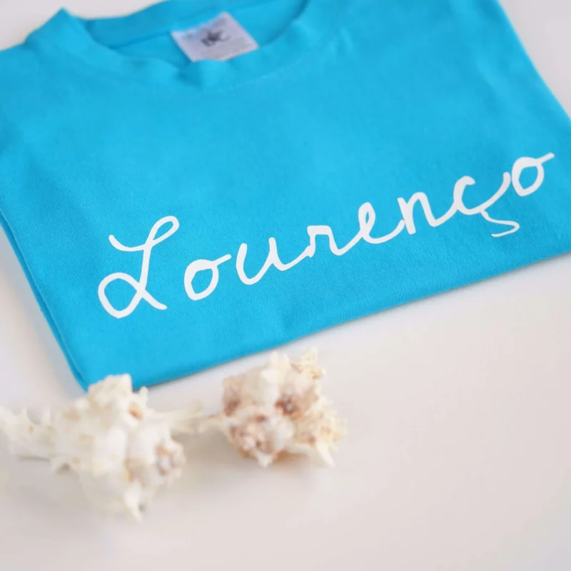 T-Shirt infantil personalizada em cor à escolha, com o nome personalizado estampado em branco