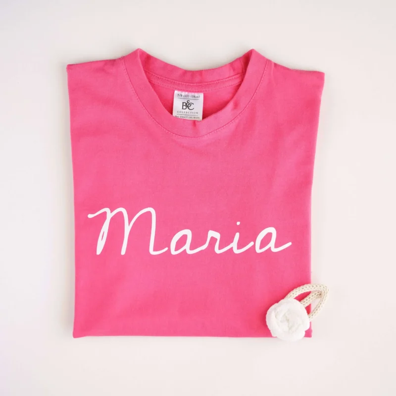T-Shirt infantil personalizada em cor à escolha, com o nome personalizado estampado em branco