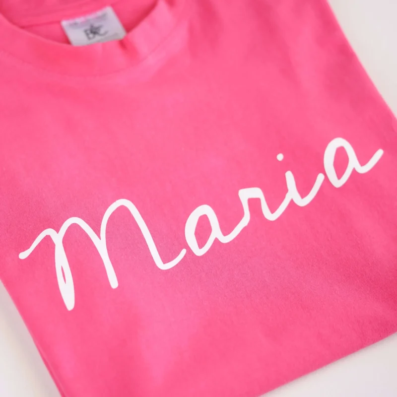 T-Shirt infantil personalizada em cor à escolha, com o nome personalizado estampado em branco