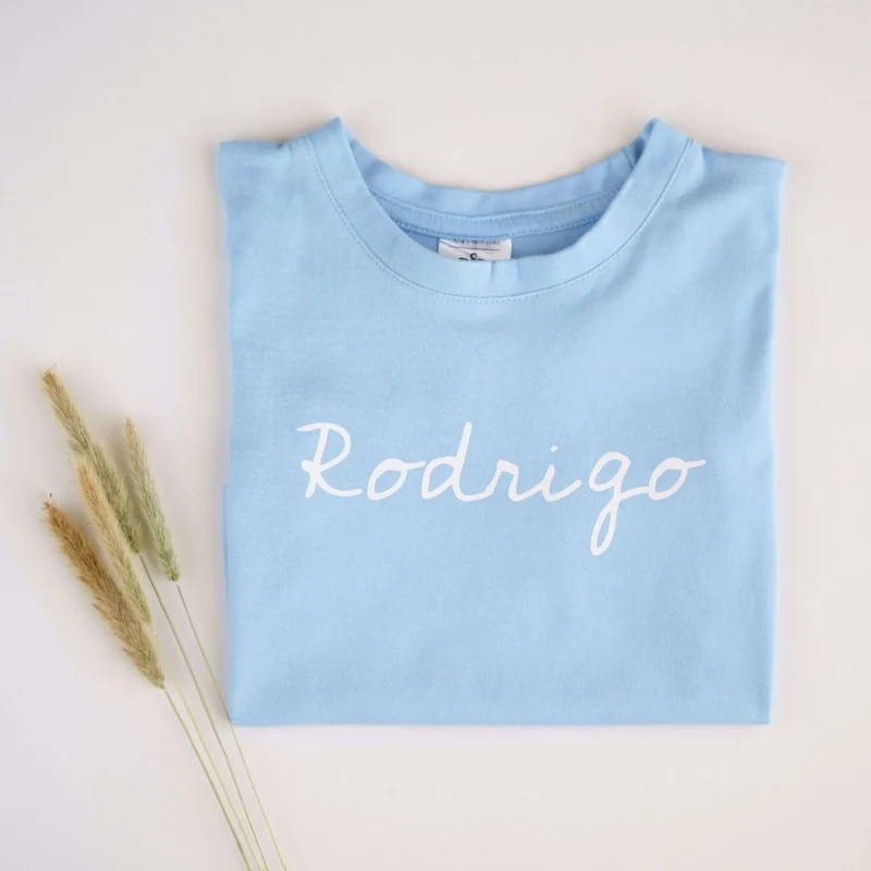 T-Shirt infantil personalizada em cor à escolha, com o nome personalizado estampado em branco