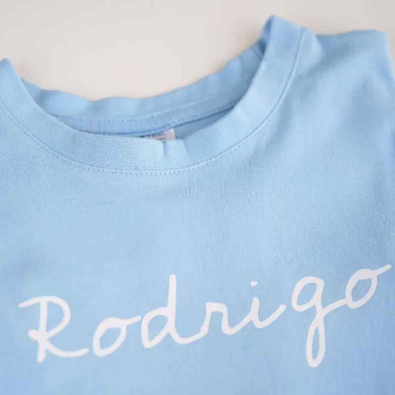 T-Shirt infantil personalizada em cor à escolha, com o nome personalizado estampado em branco