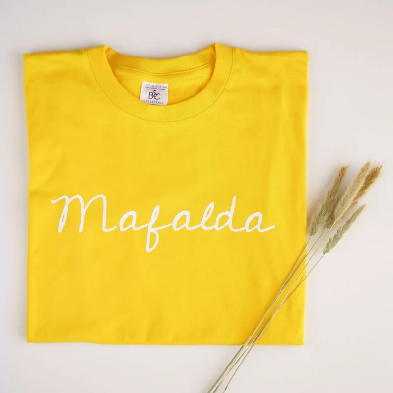 T-Shirt infantil personalizada em cor à escolha, com o nome personalizado estampado em branco