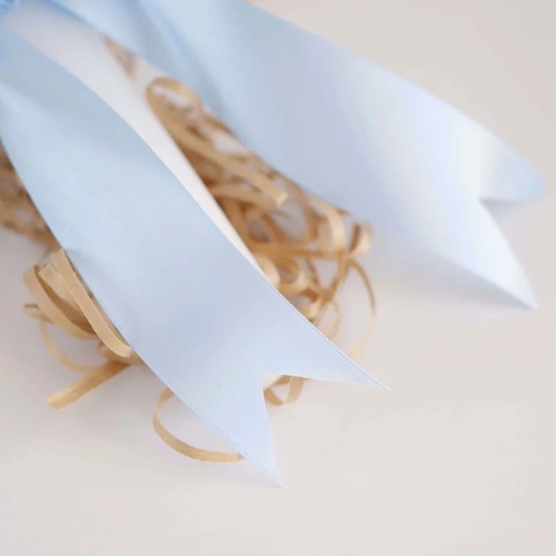 Vela de batismo personalizada com laço de cetim, decorada com detalhes minimalistas e nome personalizado