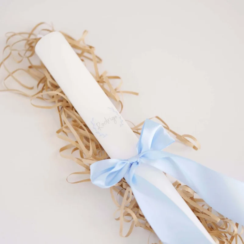 Vela de batismo personalizada com laço de cetim, decorada com detalhes minimalistas e nome personalizado