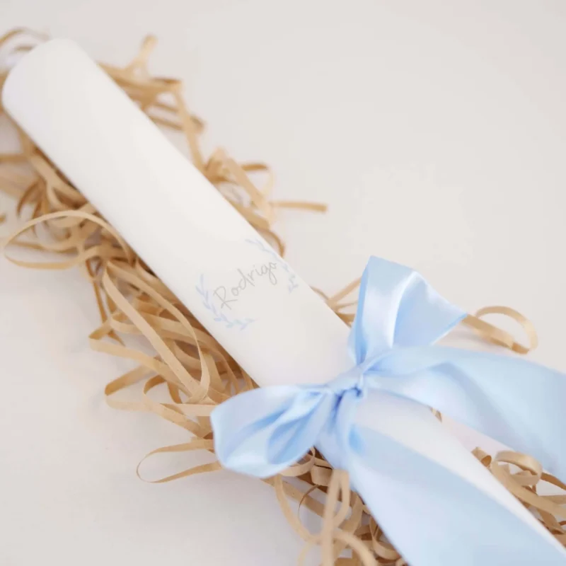 Vela de batismo personalizada com laço de cetim, decorada com detalhes minimalistas e nome personalizado