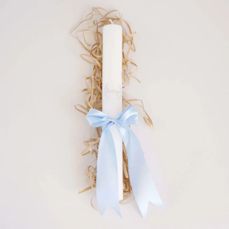 Vela de batismo personalizada com laço de cetim, decorada com detalhes minimalistas e nome personalizado