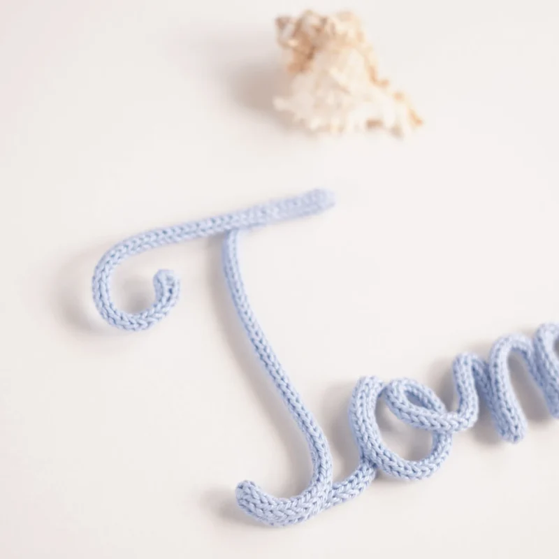 Decoração personalizada com nome em crochet e balão de ar quente