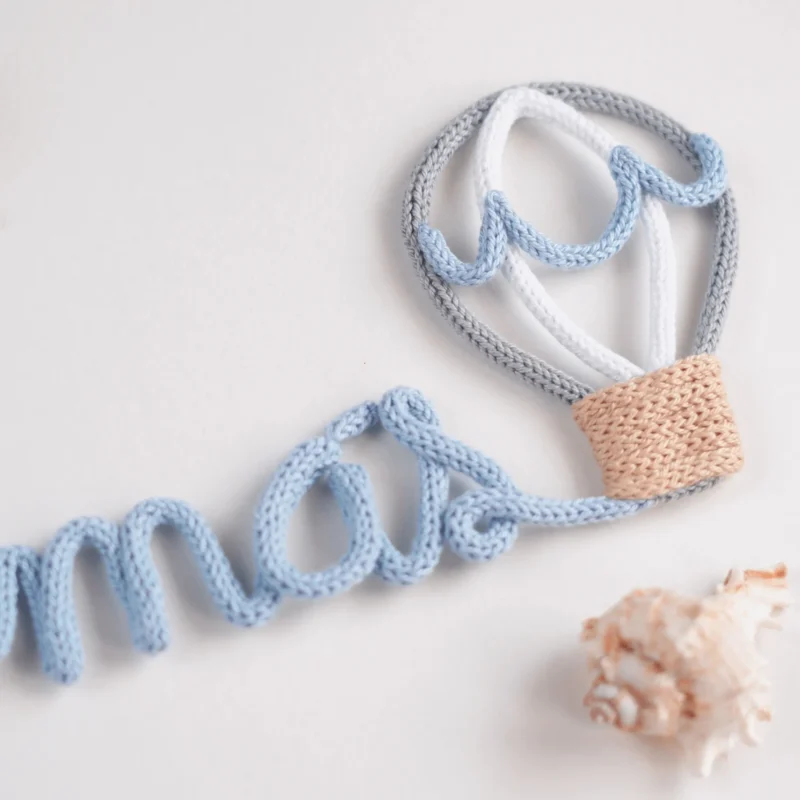 Decoração personalizada com nome em crochet e balão de ar quente
