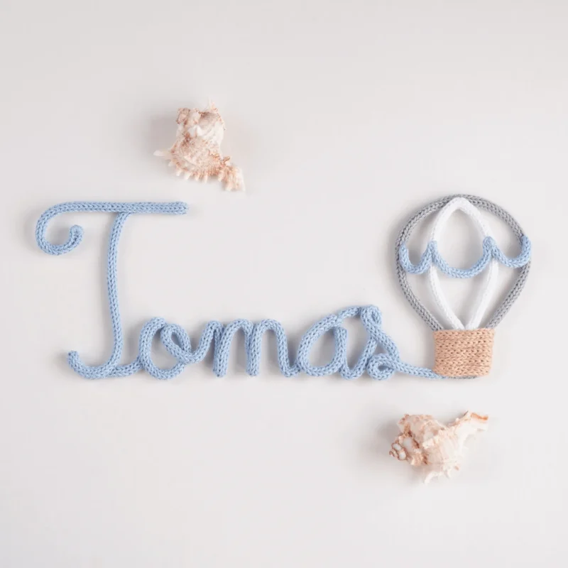 Decoração personalizada com nome em crochet e balão de ar quente