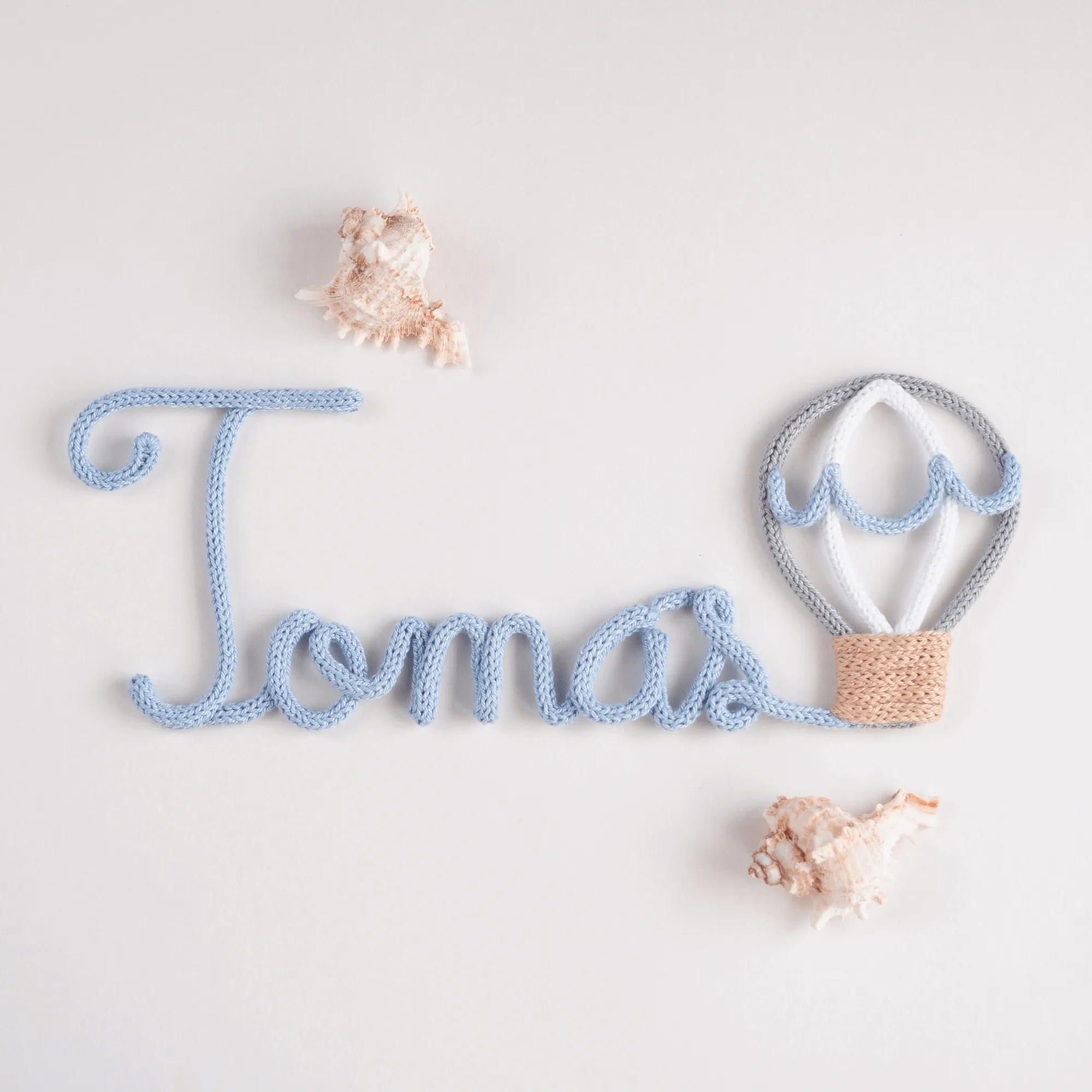 Decoração personalizada com nome em crochet e balão de ar quente