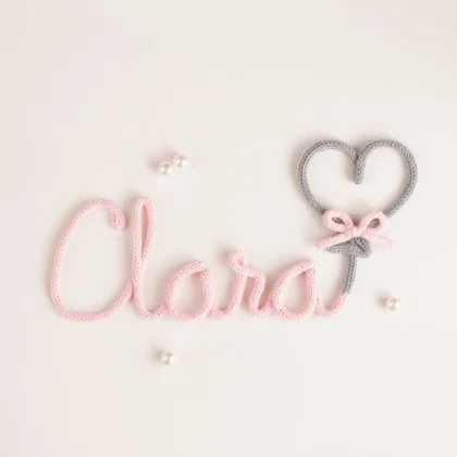 Decoração personalizada em crochet e balão em forma de coração com laço