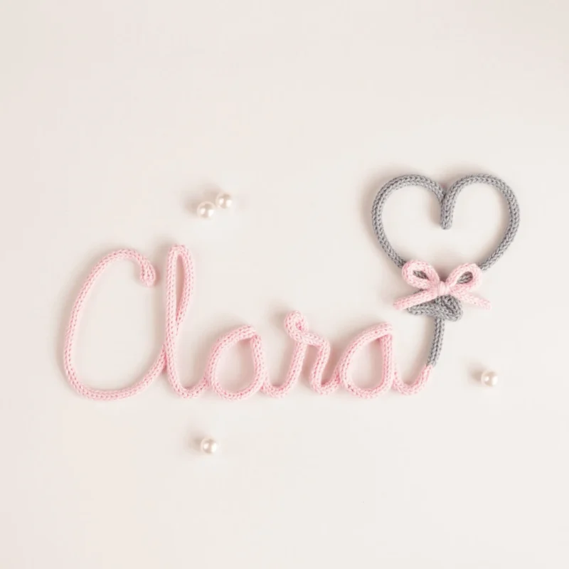 Decoração personalizada em crochet e balão em forma de coração com laço
