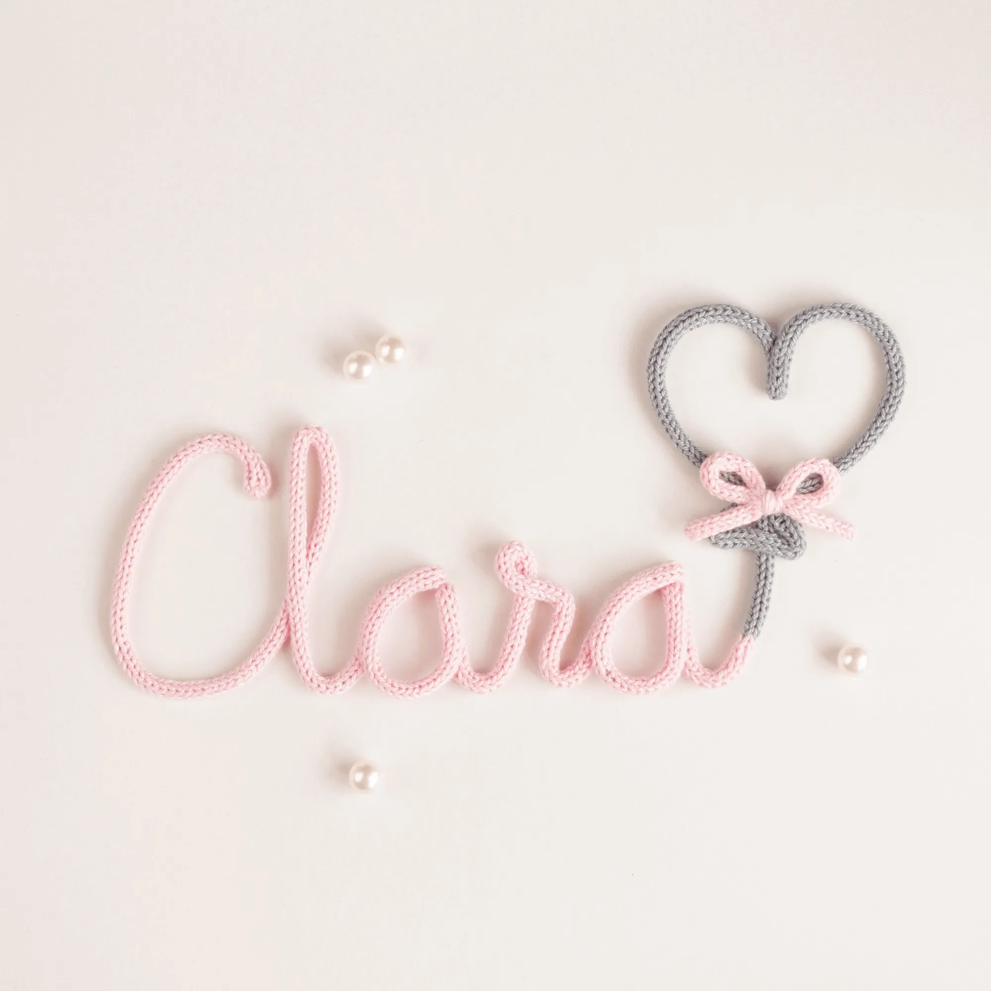 Decoração personalizada em crochet e balão em forma de coração com laço