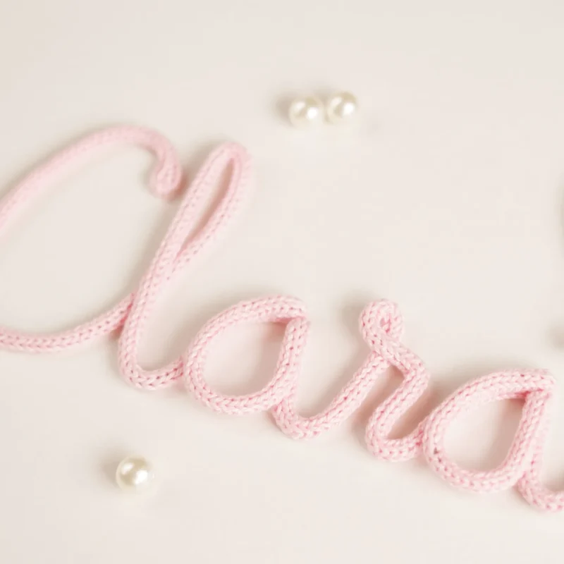 Decoração personalizada em crochet e balão em forma de coração com laço