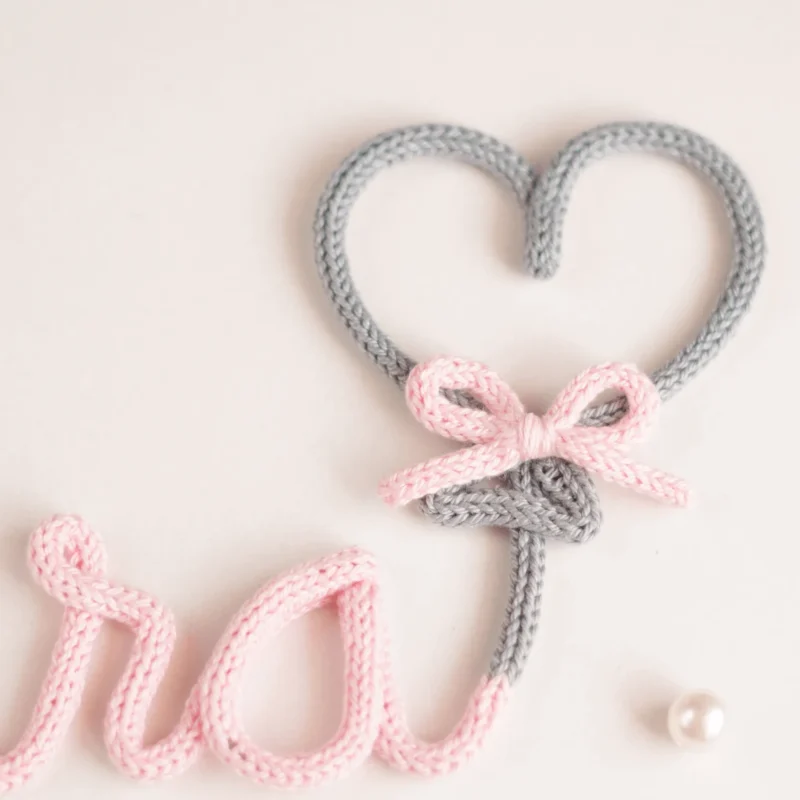 Decoração personalizada em crochet e balão em forma de coração com laço
