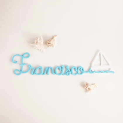 Nome personalizado com um barco feito em crochet